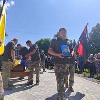 Біля домовини приказувала бабуся: «Краще б я тут лежала»: на Волині попрощалися з молодим Героєм Олександром Романовичем Біля домовини приказувала бабуся: «Краще б я тут лежала»: на Волині попрощалися з молодим Героєм Олександром Романовичем
