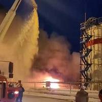 У КОМІ СТАВСЯ ВИБУХ НА НАФТОПЕРЕРОБНОМУ ПІДПРИЄМСТВІ, СПАЛАХНУЛА ПОЖЕЖА