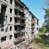 Недавно ремонтували дорогу у прифронтовому Мирнограді, а зараз закриваються магазини і місто виїжджає.