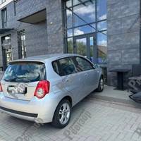 У Броварах 10-річна дитина за кермом авто влетіла у стіну елітного ЖК: деталі загадкового ДТП (фото)