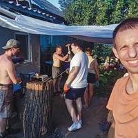 Чернігівські волонтери виробляють металеві скоби. “Без них нереально збудувати бліндажі