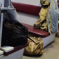 Їду в потязі Херсон – Краматорськ. Купа військових, серед них чоловік 50-ти років…Майже усю ніч він не спав, а коли таки почав провалюватись в сон сказав те, від чого ридало ціле купе….