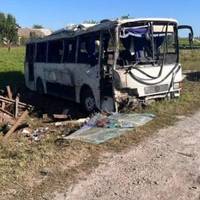 Жах! Автобус перекинувся та впав на металеві “їжаки” біля дороги: на Хмельниччині у смертельній ДТП загинули школярка та вчителька