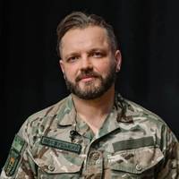 Склав іспит на бійця-рятувальника”: відомий український співак поповнив лави ЗСУ