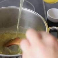 Нахабність свекрухи перейшла всі межі на моїй кухні. Тому я поставила її на місце і показала, що я у квартирі господиня.
