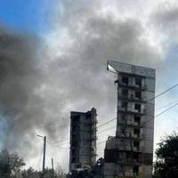 🤯Пздц. Це все, що залишилось від багатоповерхівки у Мирнограді після удару КАБом. Місто в 8 км від фронту...