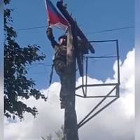 ЗСУ скинули російський прапор у ще одному селі Курської області (відео)