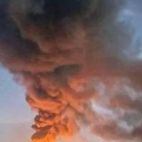 Укpаїнців закликали позакpивати вікна. “Шаxед” пpилетів у cаме мiсто. Валить чоpний дим