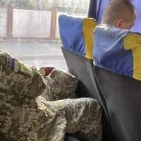 Ранковий автобус «Мукачево – Івано-Франківськ». В автобусі у навушниках мирно спить військовий… Тут підходить водій…