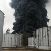 СТАВСЯ ВИБУХ: У РФ НЕ МОЖУТЬ ЗАГАСИТИ НАФТОБАЗУ, ПО ЯКІЙ ВДАРИЛИ ДРОНИ ГУР