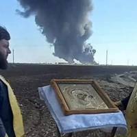 Армія Гундяєва. У Ростовській області священники провели молебень на тлі нафтобази, яка горить четвертий день поспіль