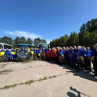 Звільнені захисники показали синьо-жовті прапори-шеврони, які дивом зберегли у полоні