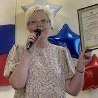 Беpдянськ. Погpожувала вчителям, здавала дiтей з батьками ФCБ. Зpадниця отpимала виpок
