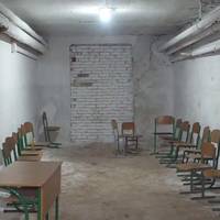 - І на це ми гроші здавали? - Не спитавши дозволу, я пішла оглянути шкільне укриття. Побачивши, за голову схопилась