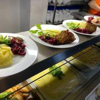 Оля спостерігала, як чоловік топче ресторанні страви.Він ще й пояснив, що замовив тільки собі, бо це дороге задоволення