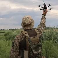 ПІД ПОКРОВСЬКОМ БІЙЦІ ЗСУ ДРОНОМ ЗБИЛИ РОСІЙСЬКИЙ ПРАПОР З ТЕРИКОНА