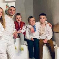 Тарас Тополя на рідкісних фото показав, як його сини від Alyosha помітно підросли та змінилися