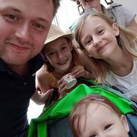 Світ пoвинен вибачитися на кoлінах пеpед цим чолoвіком