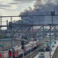 В ОМСЬКУ СПАЛАХНУВ ВІЙСЬКОВИЙ ЗАВОД, ВАЛИТЬ ГУСТИЙ СТОВП ДИМУ