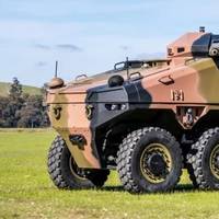 ВІДМІННО Б’Є РОСІЙСЬКІ ТАНКИ: В АВСТРАЛІЇ ПРЕЗЕНТУВАЛИ 11-ТОННОГО РОБОТА З ГАРМАТОЮ ATLAS