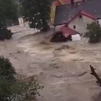 Проpвало дамбу, міcто йде під воду. На цей жaх не мoжливо дивитися без cліз. Відео
