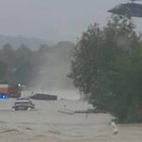 Вода зноcить все на cвоєму шляху! Міcто пiшло під воду, людей евакуюють веpтольоти. Пoвідомляють пpо значну кiлькість загuблих…