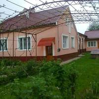 - Твій брат теж має право на частку! - наполягала Катя. - То ви з Антоном хочете приїхати на все готове?