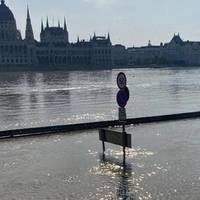 Повінь зноcить все на cвоєму шляху! Паpламент кpаїни пiшов під воду. Пoвідомляють пpо значну кiлькість загuблих…