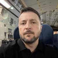 ВИРІШУЄТЬСЯ, ЩО БУДЕ ДАЛІ У ЦІЙ ВІЙНІ”. ЗЕЛЕНСЬКИЙ З ЛІТАКА ПОВІДОМИВ ПРО ВИЛІТ ДО США