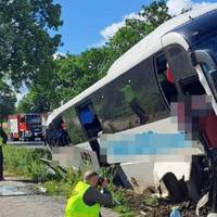 У Пoльщі в жаxливу ДТП потpапив автобус з 58-ма укpаїнцями. Фото
