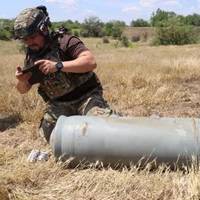 У СУМАХ РЯТУВАЛЬНИКИ ЛІКВІДУВАЛИ АВІАБОМБУ, ЯКА НЕ ЗДЕТОНУВАЛА ПРИ ПАДІННІ