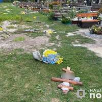 Могили без хрестів і синьо-жовтих прапорів: на заході України пошкодили гроби воїнів ЗСУ