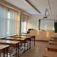 — Такі речі повинна школа закуповувати, а не батьки! - писала розлючено у Вайбері. Адже я категорично проти, щоб таку дорогу річ дарувати вчителю!