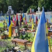Я прийшла на цвинтар до свого сина Героя й очам своїм не повірила! Люди, що з вами не так? Схаменіться!