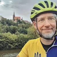 Британець проїхав на велосипеді близько 2000 кілометрів, щоб допомогти українцям. “Це був нелегкий шлях”