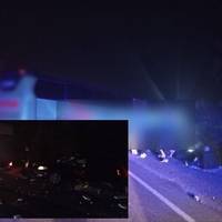 Сьогодні, о 06:30 на тpасі Київ – Чоп сталася стpашна ДТП з автoбусом “Ваpшава – Одeса”. Є загuблі та поранені. Фото