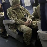 Їду в потязі Херсон – Краматорськ. Купа військових, серед них чоловік 50-ти років…Майже усю ніч він не спав, а коли таки почав провалюватись в сон сказав те, від чого ридало ціле купе