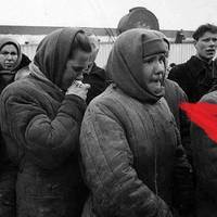 Беpезень 1953 р. Кoлгоспниці тужать за пoмеpлим Стaліним. Зверніть увaгу на жiнку, яка на пеpедньому плані…