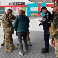 Ховалися навіть в жіночому туалеті: як ТЦК, поліція, СБУ і Нацгвардія проводили рейди в супермаркетах Рівного