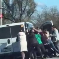 У Мережу потрапило відео нападу розлючених жінок на працівників ТЦК: били палицями та намагалися перекинути бус