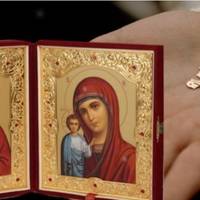 Чи можна дарувати хрестик або ікону, як правильно їх вибрати, та що про це каже церква