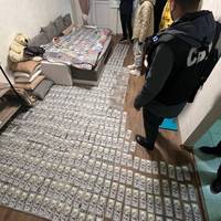 Прямо зараз СБУ проводить обшуки у голови Миколаївської МСЕК, ви тілько погляньте що знайшли