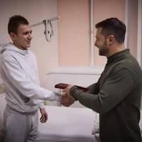 В УЖГОРОДІ ЗЕЛЕНСЬКИЙ ВІДВІДАВ ВІЙСЬКОВИХ, ЯКІ ПРОХОДЯТЬ РЕАБІЛІТАЦІЮ