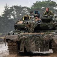 “НАС ВІДПРАВИЛИ ЯК М’ЯСО”: ЗСУ ТАНКОМ РОЗТРОЩИЛИ РОСІЙСЬКІ БТР В КУРСЬКІЙ ОБЛАСТІ, — FORBES