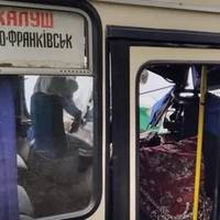 Калуш, зупинка Пушкіна. До автобуса “Калуш – Франківськ” підходить жіночка та зі сльозами на очах про щось просить водія…