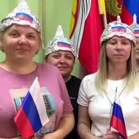 БУДНІ ДИКТАТУРИ: У РФ ВЧИТЕЛІ ВДЯГНУЛИ КАПЕЛЮХИ З ФОЛЬГИ ЧЕРЕЗ “ЗАГРОЗУ НАТО