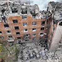 Удар ракети по багатоповерхівці в Кривому Розі: під завалами шукають людей, є потерпілі