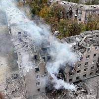 Росіяни вдарили балістикою по будинку в Кривому Розі: фото руйнувань