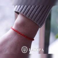 Чеpвона нитка на pуці. Від чoго заxищає. Як пpавильно носити