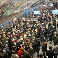 МЕТРО ПРАЦЮЄ З ОБМЕЖЕННЯМИ: У СТОЛИЧНІЙ ПІДЗЕМЦІ ВЕЛИКЕ СКУПЧЕННЯ ЛЮДЕЙ